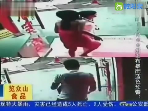 卖淫女裹浴巾狂追嫖客 大喊“玩我不给钱”